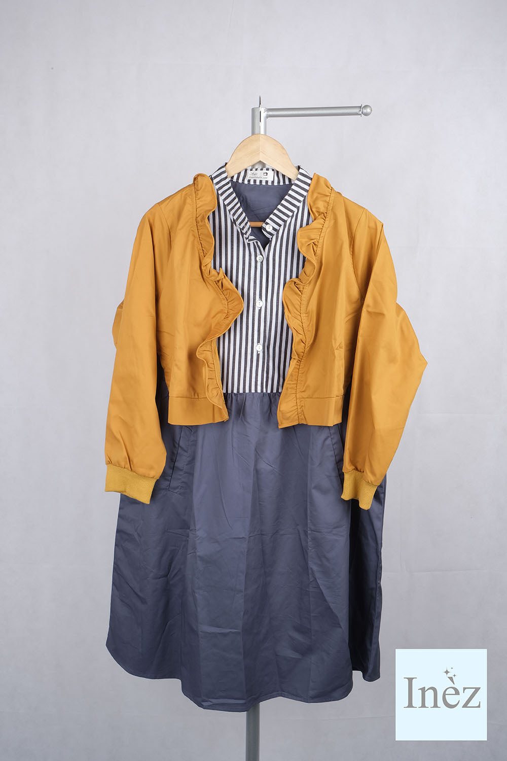 深黃色外套拼條子上衣藍色連身裙